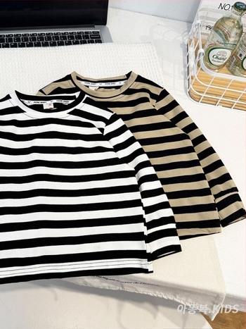 Gyerekeknek szóló csíkos hosszú ujjú T‑shirt pamut‑blend anyagból (85% pamut), kerek nyakú, laza szabású, 3–8 éveseknek.
