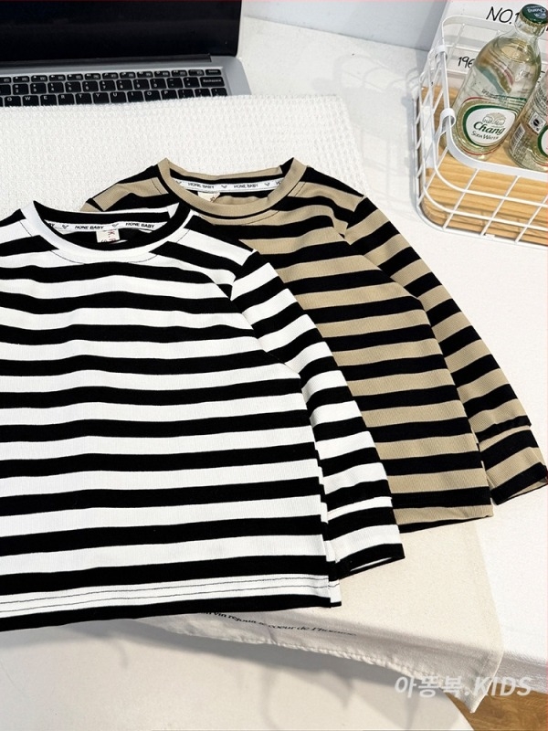 Gyerekeknek szóló csíkos hosszú ujjú T‑shirt pamut‑blend anyagból (85% pamut), kerek nyakú, laza szabású, 3–8 éveseknek.