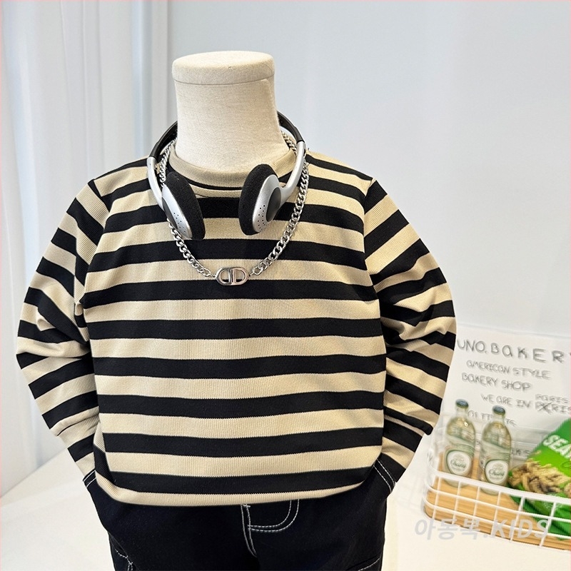 Gyerekeknek szóló csíkos hosszú ujjú T‑shirt pamut‑blend anyagból (85% pamut), kerek nyakú, laza szabású, 3–8 éveseknek.