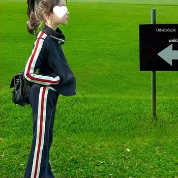 Lányoknak szóló kétdarabos sportos szett nyugati stílusban, harang alakú nadrággal, Tavasz 2025