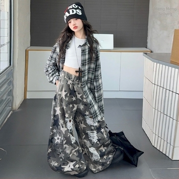 Két darabos gyerekruha szett lányoknak: kockás hosszú ujjúing és kamuflázs nadrág, pamut-keverék anyag, fő anyag acetát rost, tavasz-ősz