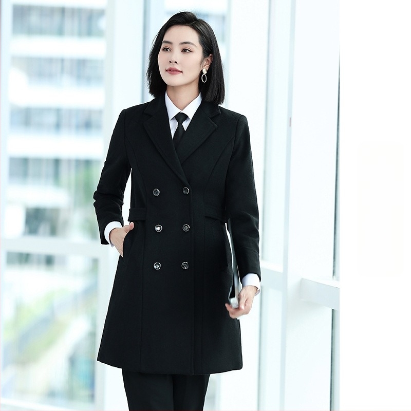 Középhosszú gyapjú–poliészter keverék kabát, dupla gombolás, gallér, hosszú ujjú, elegáns irodai stílus, téli 2025 kiadás