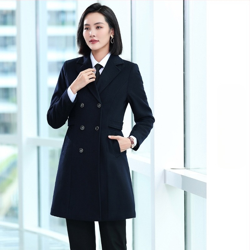 Középhosszú gyapjú–poliészter keverék kabát, dupla gombolás, gallér, hosszú ujjú, elegáns irodai stílus, téli 2025 kiadás