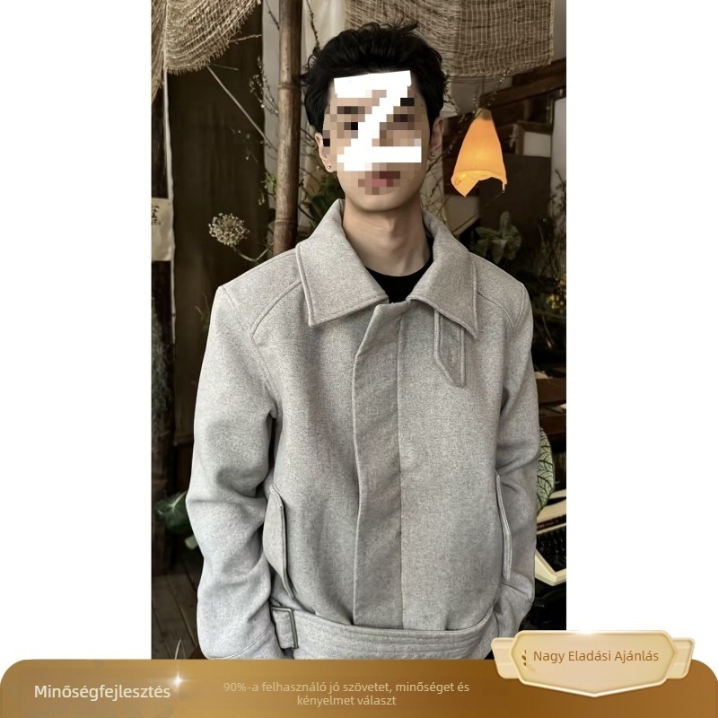 Dzseki kapucnival, elöl cipzár, álló gallér, laza szabású, nyúl szőrszálával