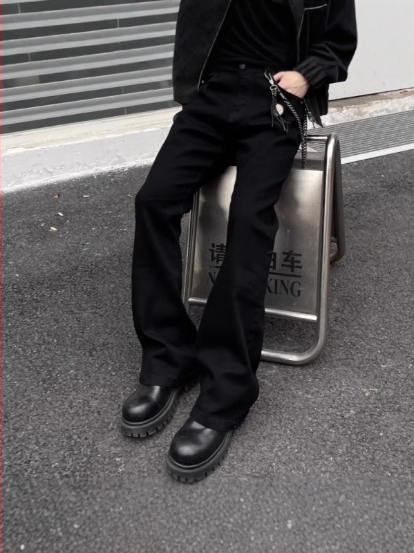 Férfi denim nadrág: enyhén kiszélesedő és egyenes szabású, középmagasságú derék, cipzár, mosott denim, 80% pamut