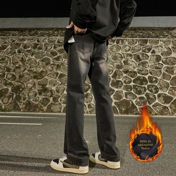 Fleece-béléssel ellátott farmernadrág, kissé bővülő szárú, középmagas derekú, zipzáras zárás, poliészter anyag