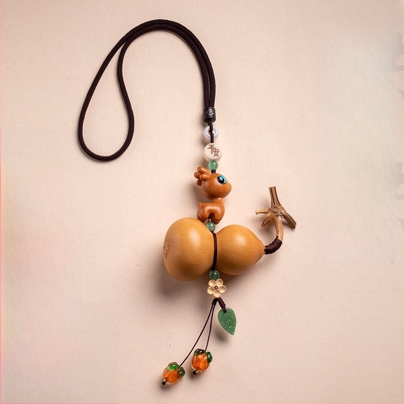 Fa autódísz: szarvas alakú, rajzfilmszerű stílus, aromás funkció