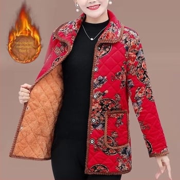 Téli pamut töltéses kabát fleece-béléssel, laza szabású, egysoros gombos zárás, hossz 50–65 cm.