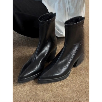 Vékony csizmák hegyes orral, tömör sarok 6–8 cm, hátul cipzár, rövid szárú, női retro stílus