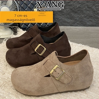 Női magasító cipő, slip-on, alacsony felső rész, felső anyaga: valódi bőr, talp: gumi, sarokmagasság 6–8 cm