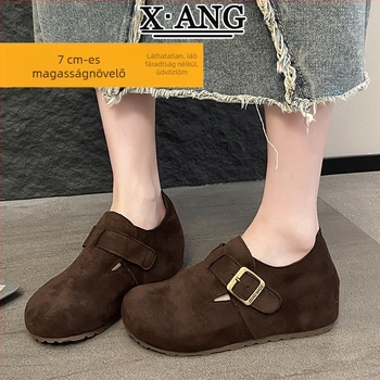 Női magasító cipő, slip-on, alacsony felső rész, felső anyaga: valódi bőr, talp: gumi, sarokmagasság 6–8 cm