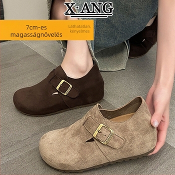 Női magasító cipő, slip-on, alacsony felső rész, felső anyaga: valódi bőr, talp: gumi, sarokmagasság 6–8 cm