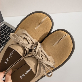 Lapos cipő kerek orrú, felső része szintetikus bőrből, PU bélés, TPR talp, keresztezett pánt