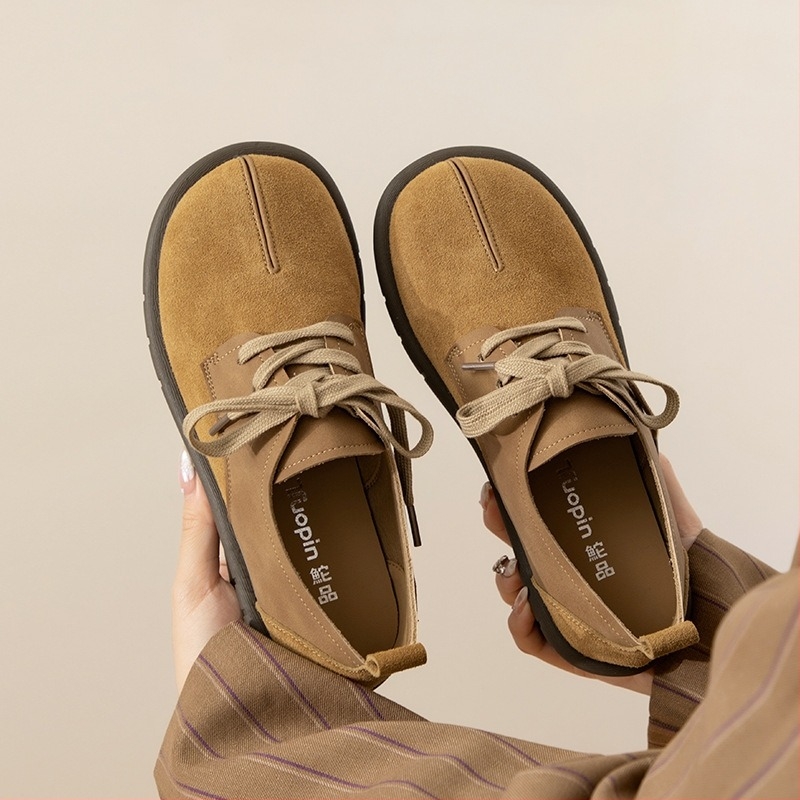 Lapos cipő kerek orrú, felső része szintetikus bőrből, PU bélés, TPR talp, keresztezett pánt