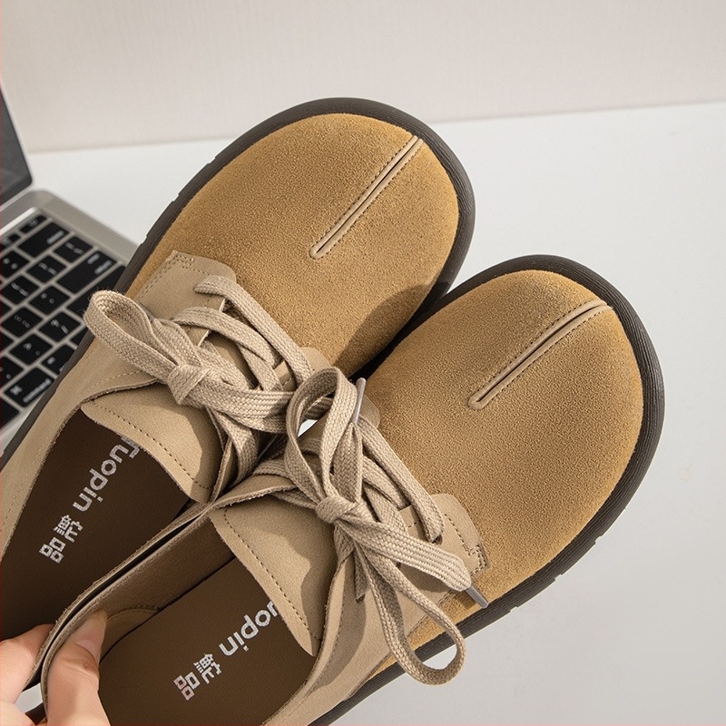 Lapos cipő kerek orrú, felső része szintetikus bőrből, PU bélés, TPR talp, keresztezett pánt