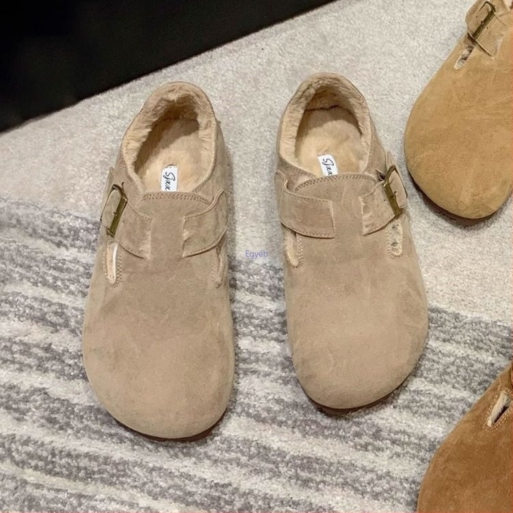 Női velúr mokaszín belsővel, csattal, alacsony felső rész, gumírozott talppal, 3–5 cm sarkú, téli 2024 kiadás