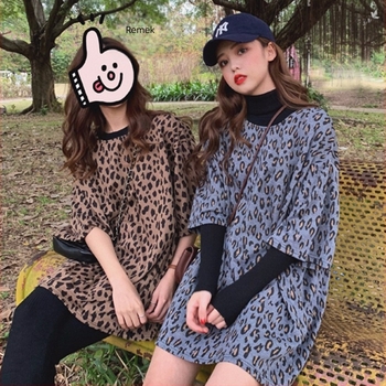 Póló leopárdmintával, koreai stílusú, lazán szabott, rövid ujjú, középhosszú (leopard mintázat, koreai stílus, lazán szabott, rövid ujjú, középhosszú)