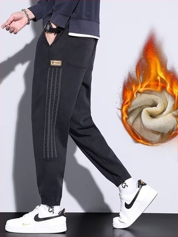 Fleece-béléssel bélelt farmernadrág lazított szabás, bokáig érő hossz, középmagas derék, kötős záródás.