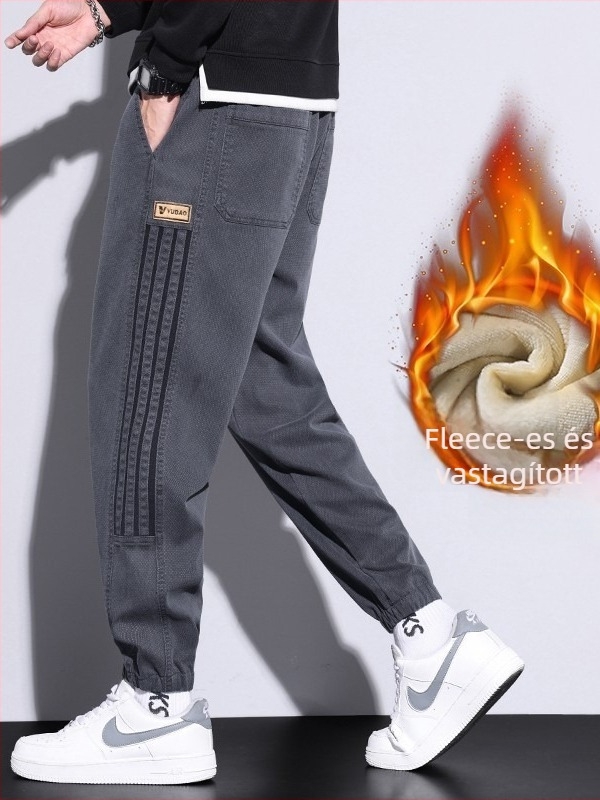 Fleece-béléssel bélelt farmernadrág lazított szabás, bokáig érő hossz, középmagas derék, kötős záródás.