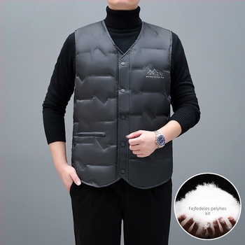 Férfi könnyű pehely mellény, 91-95% töltetű pehely, fehér kacsa pehely töltés, külső poliészter, bélés 100% poliészter, V-nyak, egyrészes zárás, tavasz–ősz–téli szezonra