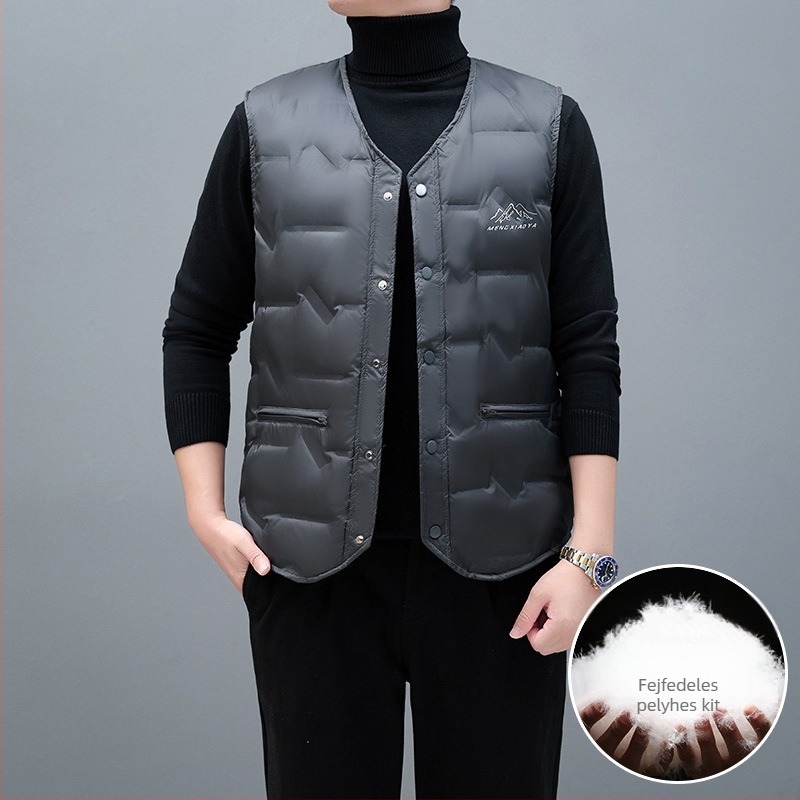 Férfi könnyű pehely mellény, 91-95% töltetű pehely, fehér kacsa pehely töltés, külső poliészter, bélés 100% poliészter, V-nyak, egyrészes zárás, tavasz–ősz–téli szezonra