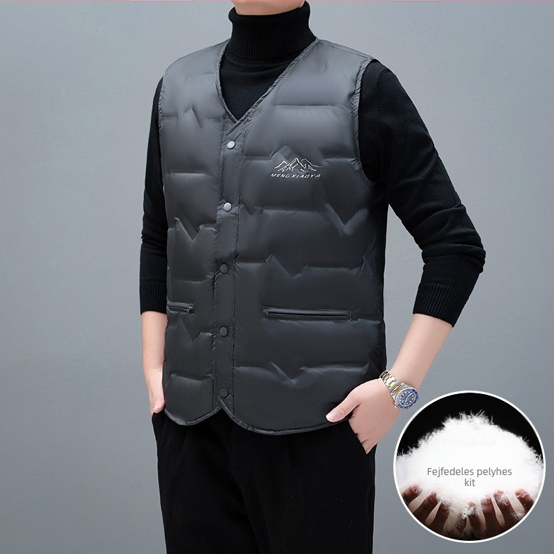 Férfi könnyű pehely mellény, 91-95% töltetű pehely, fehér kacsa pehely töltés, külső poliészter, bélés 100% poliészter, V-nyak, egyrészes zárás, tavasz–ősz–téli szezonra