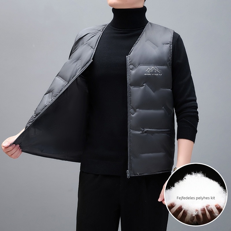 Férfi könnyű pehely mellény, 91-95% töltetű pehely, fehér kacsa pehely töltés, külső poliészter, bélés 100% poliészter, V-nyak, egyrészes zárás, tavasz–ősz–téli szezonra