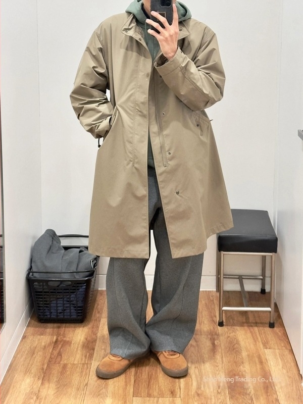 Állálló galléros esőkabát rövid fazon, egy soros záródás, modal szövet