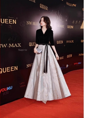 Poliészter estélyi ruha előadásokhoz — magas minőségű, hosszú fazon, mély V-nyakkal, magas derékkal és hímzéssel