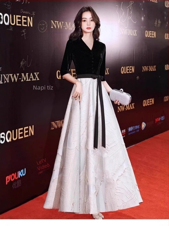 Poliészter estélyi ruha előadásokhoz — magas minőségű, hosszú fazon, mély V-nyakkal, magas derékkal és hímzéssel