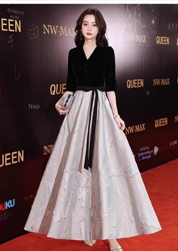 Poliészter estélyi ruha előadásokhoz — magas minőségű, hosszú fazon, mély V-nyakkal, magas derékkal és hímzéssel