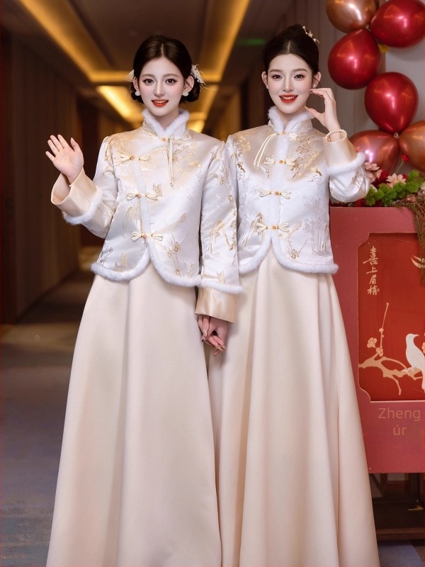 Koszorúslány ruha hosszú ujjú, A-vonalú szabás, középső derék, merceriszt poliészter anyag kecskebőr részletek 30% alatt