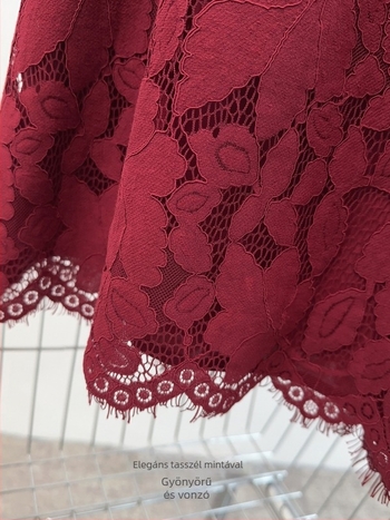 A-vonalú ruha virágos mintával, pamut-nylon keverék anyagból, kerek nyakú, középméretű hosszúságú.