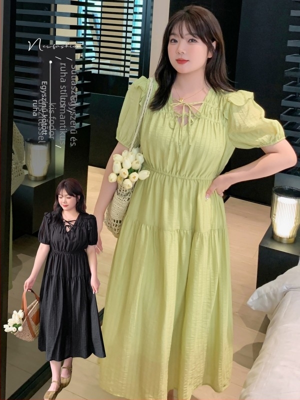 Plusz méretű A-vonalú midi ruha V-nyakkal, puffos 3/4-es ujjal, vállon fodor és pánttal kötés; anyag: Tencel viszkóz-nylon keverék.