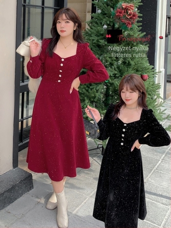 K2616 Egyszínű flockált anyagú ruha, poliészter-elasztán keverék, hosszú ujjú, négyzetes gallér, midi hosszúságú szoknya