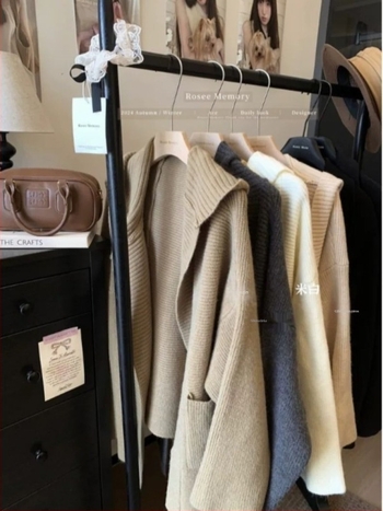 Női kapucnis kötött kardigán, laza szabás, hosszú ujjú, V-nyakú, poliészter.