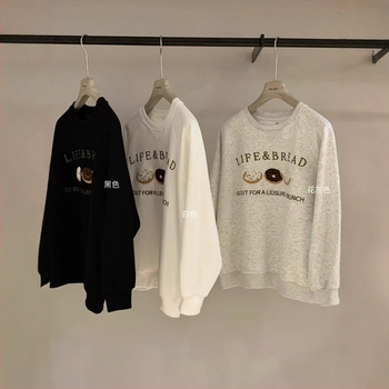 Pamut bársony pulóver textíves hímzéssel, kerek nyakú, hosszú ujjú, laza szabású