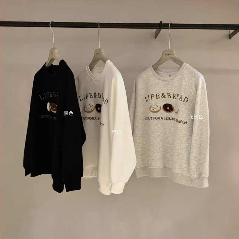 Pamut bársony pulóver textíves hímzéssel, kerek nyakú, hosszú ujjú, laza szabású