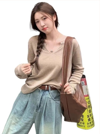 Kapucnis kötött pulóver V-nyakkal, hosszú ujjú, laza szabás, poliészter anyag