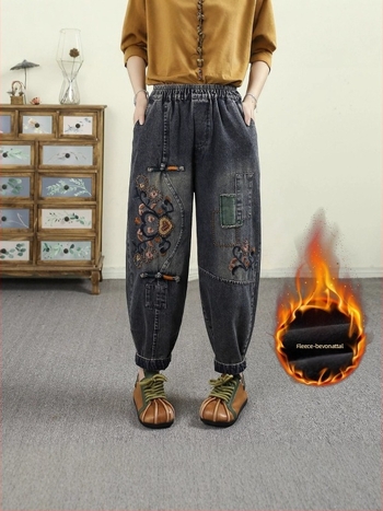 Denim pamutból készült hímzett harémnadrág, magas derékkal, széles szabás, 9/10 hossz, mikroelasztikusság, etno-literár retro stílus.