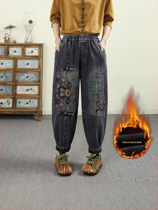 Denim pamutból készült hímzett harémnadrág, magas derékkal, széles szabás, 9/10 hossz, mikroelasztikusság, etno-literár retro stílus.