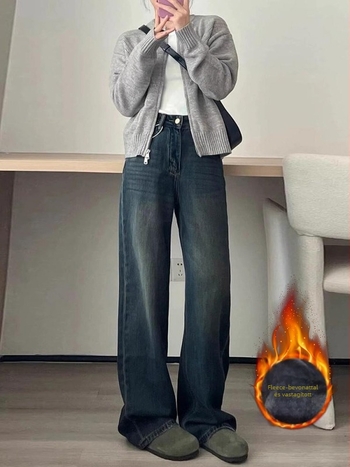 Fleece-lével bélelt, meleg retro stílusú női magas derekú egyenes szárú farmer, denim pamut és poliészter keverék, 70–80% pamut és 30–50% poliészter, distressed részletek, cipzár és gombok.