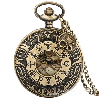 Üreges fogaskerekes zsebóra római számjegyekkel, Seagull elektronikus mozgású, 50 m vízállóság, tokozás cinkötvözetből, műanyag kristály