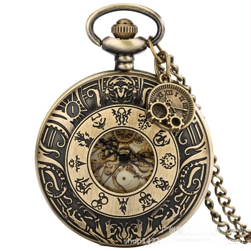 Üreges fogaskerekekkel ellátott zsebóra római számkijelzéssel; Seagull mechanizmus, cinkötvözetből készült tokozás, 50 m vízállóság, logó nyomtatásának lehetősége