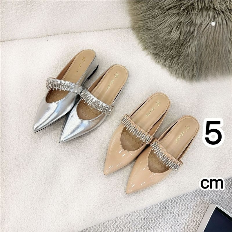 Női szandál kristályokkal, tündér-stílus, hegyes orrú, puha talpú, felső része szuper rostból, belső juhbőr, csatos zárás, talp 3–5 cm vastagság, mindennapi viselet, 2025 tavasz