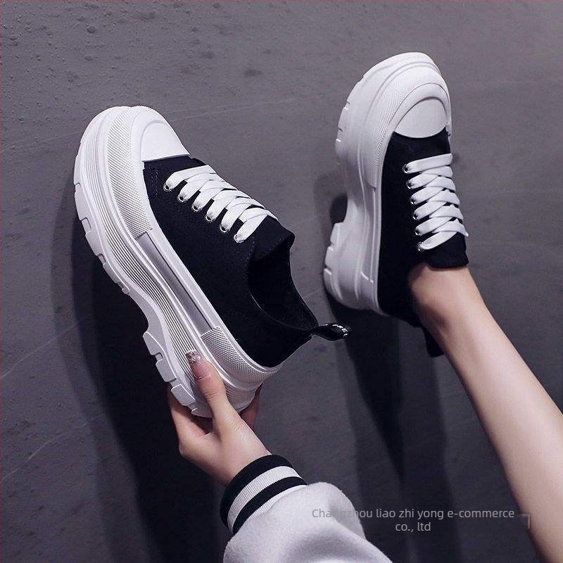 Női vászoncipő magasságot növelő vastag gumitalppal, alacsony szárú, fűzővel záródó, koreai stílus, egyszínű