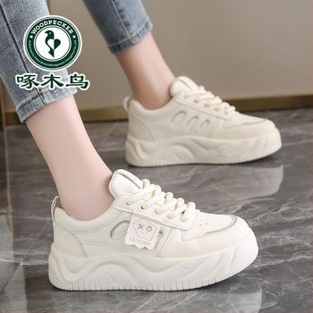 Nőknek szóló mindennapi casual sneaker, felső rész split bőrrel, fűzőzár, 0–1 cm sarok, gumitalp.