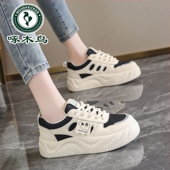 Nőknek szóló mindennapi casual sneaker, felső rész split bőrrel, fűzőzár, 0–1 cm sarok, gumitalp.