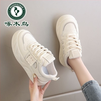 Nőknek szóló mindennapi casual sneaker, felső rész split bőrrel, fűzőzár, 0–1 cm sarok, gumitalp.