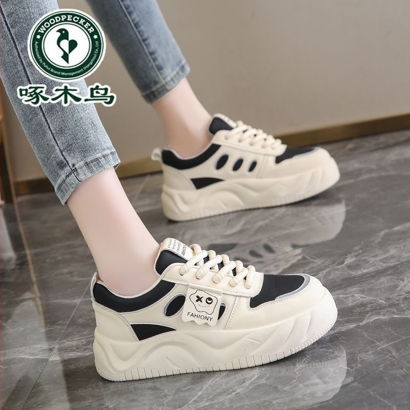 Nőknek szóló mindennapi casual sneaker, felső rész split bőrrel, fűzőzár, 0–1 cm sarok, gumitalp.